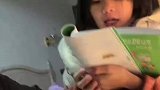 哥哥在家辅导妹妹英语，没想到哥哥逐渐崩溃了