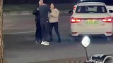 车主与夫妻俩起争执，路中间大打出手
