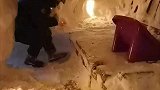 三位父亲花费近四个小时，挖出十平米的雪窝带娃吃火锅