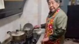 大爷早上来到厨房，看到91岁高龄的母亲在给自己做营养早餐