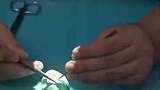 外科医生给剪破气球缝针，缝好后还能吹起来