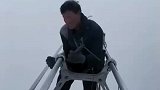 再这样的寒冬下，高空作业的工作人员们还在坚持这工作