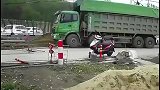 渣土车爆胎瞬间，珍爱生命，远离大车不是胡说的