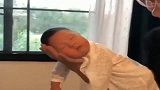 出生九天的宝宝，就被爸爸当玩具这样玩耍，这还是亲生的吗