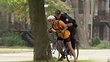 警察追罪犯征用路人自行车，连警察自己都笑场了