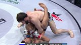 俄罗斯拳手控制对手手臂并地面砸击 成功KO对手获胜