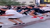 大妈王者归来，75岁大妈和小伙尬舞，舞姿太豪横