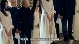 刘诗诗Angelababy同框，同穿白色长裙气质优雅出众，不输给对方