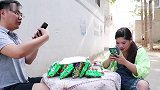二货摆摊卖自助蔬菜卷，没想来了个大胖妞，结局太搞笑了