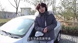 男子违章停车，交警看见金毛嘴里的牌子哭笑不得：这次就先饶了你