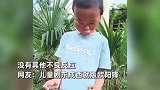 萌娃拿棍子逗蜜蜂玩被蜇成香肠嘴，嘴肿着吃饭：嘴疼不影响吃饭