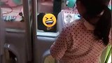 玩了这么多年娃娃机，还是第一次见里头有真娃娃
