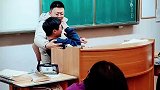 男生上课时睡觉被老师发现，老师的做法直接逗笑全班同学