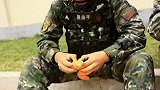 班长、老兵的爱”捂住了橘子的酸