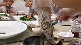 第一次见这么“吃鱼”的，我就想问厨师长，鱼这姿势怎么弄的？