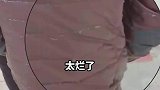 男生看到父亲穿着破旧衣服，与自己轻薄羽绒服形成鲜明对比