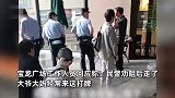 大爷大妈坐星巴克门口影响营业，员工劝离被骂无奈报警，商场回应