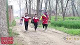 为了减轻妈妈的负担，傻妞和豆豆开了小卖部挣钱，真懂事！