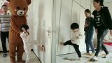 趣事精选，看哪个宝贝能钻过去啊