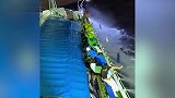 海上夜钓“名场面”！抬杆按秒计算，网友：钓鱼还有流水线作业