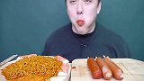 小哥哥吃面条，配着小烤肠，大口吃的真香，吃相诱人