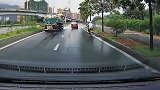 当电动车遇上洒水车，视频车主这人能处
