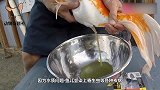 将一条鲜活的鱼放到雪碧中，小鱼会有什么反应，镜头拍下全过程