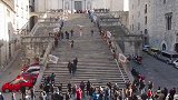 我上我不行系列！小伙用头顶住另一个人上楼梯 平衡感惊人