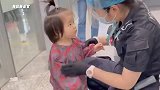 小朋友在安检时的样子，妈妈笑了