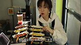 小姐姐独食20根芝士热狗，看她大口吃的样子，感觉超满足