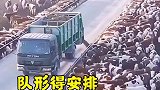 吃饭都别挤，队形不能乱