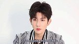 Tfboys航班被延误，王源和千玺粉丝开撕，两人回应暴露关系