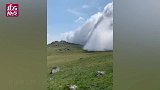 世外桃源人间仙境！云彩飘落地面“吞噬”山岭，仿佛前路通往天国