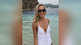 瓦尔加完美结合高贵与性感 佩嫂穿白色系带泳装沙滩大秀好身材