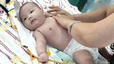 阿姨给小宝宝按摩，宝宝一脸满意的表情太萌了