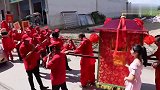 农村帅哥结婚，用花轿接新娘就像拍电影一样，好美！