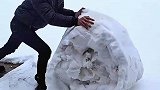 大哥这是在干嘛？这样扫雪有点费人哦
