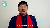 人红是非多！大衣哥地上吃饭被嘲没坐相，暴露身后高档家具