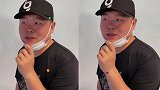 岳云鹏深夜亲自去机场接媳妇，当众索吻却被嫌弃，一路打闹秀恩爱