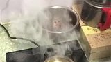 男子做油泼面，油居然是燃起来泼的