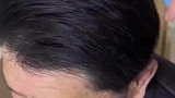 七十岁刚染完头发的爷爷。梳头梳不出一条发缝
