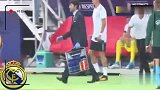 西甲-1718赛季-史上最牛饮水机管理员 C罗给队友递水动作潇洒帅气十足-专题