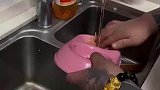纹身大哥洗碗遭媳妇挨训