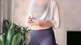 这样穿搭紧身裤的气质女神,笑起来特别的有亲和力