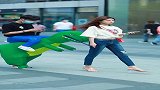 美女牵着恐龙逛街，真霸气