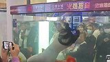 为了买鱼缸商家真拼，为啥水这么黄