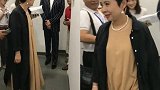 董文华罕见露面，与毛宁拉手热聊，露出豪迈笑容