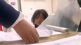 女孩陪着奶奶来看病