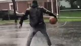 绝对是真爱！国外小哥暴风雨中打篮球