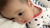 自从宝宝学会翻身以后，就一直这样看着我，不要太萌了！